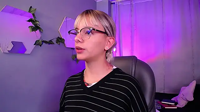 Snapshot of peyton_golden1 chatting on 10/29/25, 03:42 peyton golden1 online show from 10/29/25, 03:42