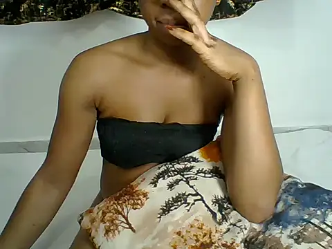 Snapshot of PrettyPrincess14 chatting on 12/17/25, 02:34 PrettyPrincess14 online show from 12/17/25, 02:34