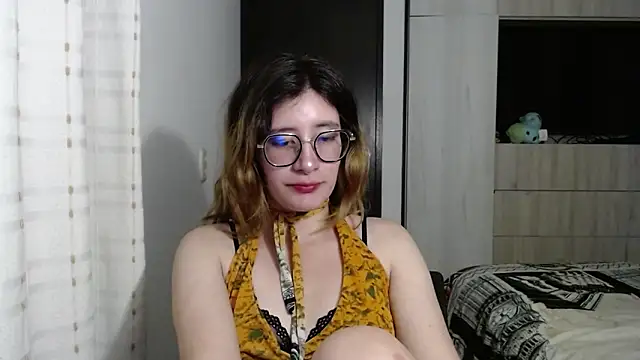 Snapshot of mariana124- chatting on 12/09/24, 06:46 mariana124- online show from 12/09/24, 06:46