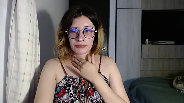 Snapshot of mariana124- chatting on 12/13/24, 02:38 mariana124- online show from 12/13/24, 02:38