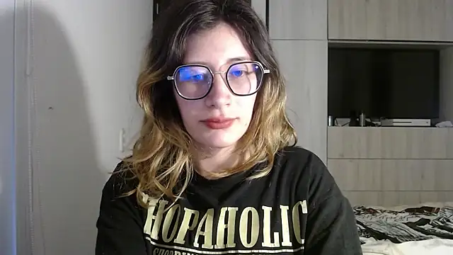 Snapshot of mariana124- chatting on 12/17/24, 05:58 mariana124- online show from 12/17/24, 05:58