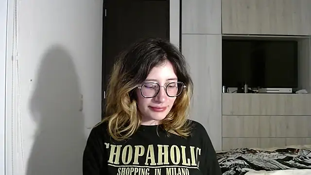 Snapshot of mariana124- chatting on 12/17/24, 09:05 mariana124- online show from 12/17/24, 09:05