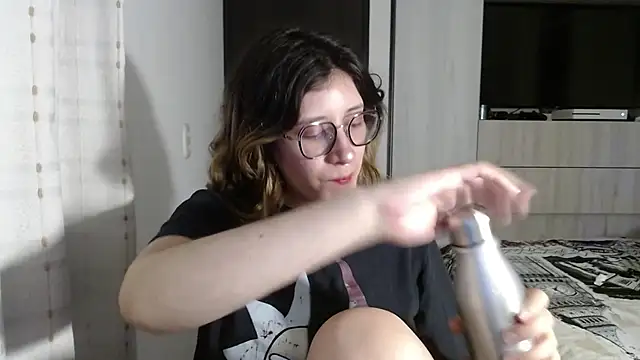 Snapshot of mariana124- chatting on 12/18/24, 06:03 mariana124- online show from 12/18/24, 06:03