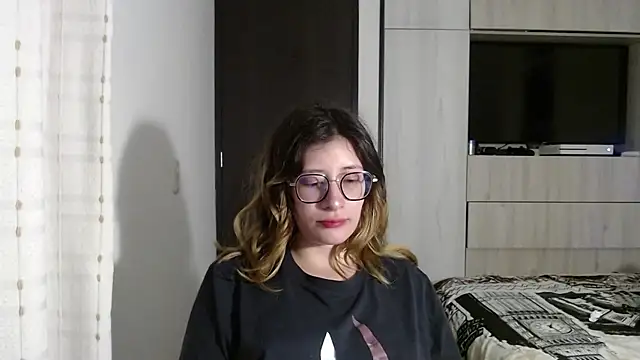 Snapshot of mariana124- chatting on 12/18/24, 09:08 mariana124- online show from 12/18/24, 09:08