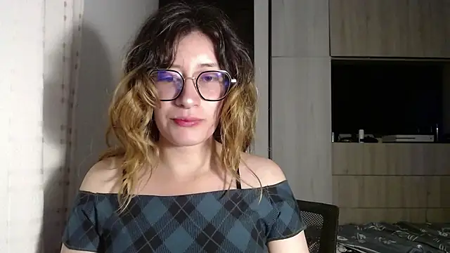 Snapshot of mariana124- chatting on 12/20/24, 05:40 mariana124- online show from 12/20/24, 05:40