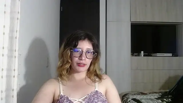 Snapshot of mariana124- chatting on 12/21/24, 06:55 mariana124- online show from 12/21/24, 06:55