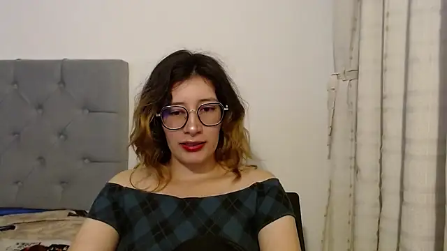 Snapshot of mariana124- chatting on 12/23/24, 05:11 mariana124- online show from 12/23/24, 05:11