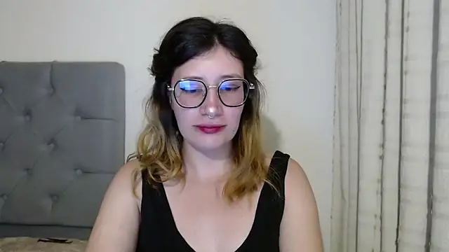 Snapshot of mariana124- chatting on 12/27/24, 03:26 mariana124- online show from 12/27/24, 03:26