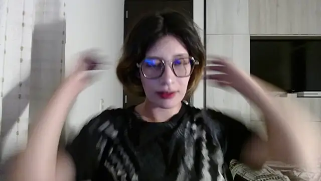 Snapshot of mariana124- chatting on 12/30/24, 07:42 mariana124- online show from 12/30/24, 07:42