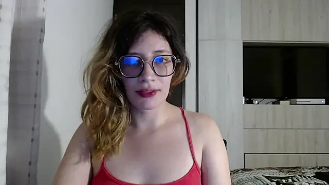 Snapshot of mariana124- chatting on 12/30/24, 10:45 mariana124- online show from 12/30/24, 10:45