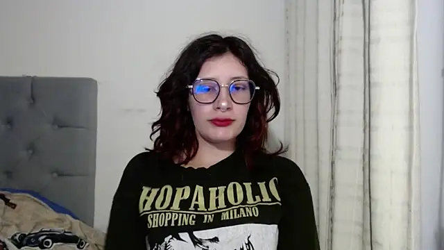 Snapshot of mariana124- chatting on 01/07/25, 06:24 mariana124- online show from 01/07/25, 06:24