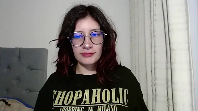 Snapshot of mariana124- chatting on 01/07/25, 09:25 mariana124- online show from 01/07/25, 09:25