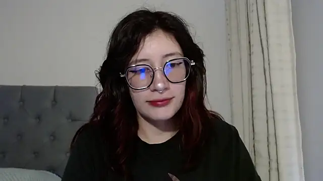 Snapshot of mariana124- chatting on 01/11/25, 04:14 mariana124- online show from 01/11/25, 04:14