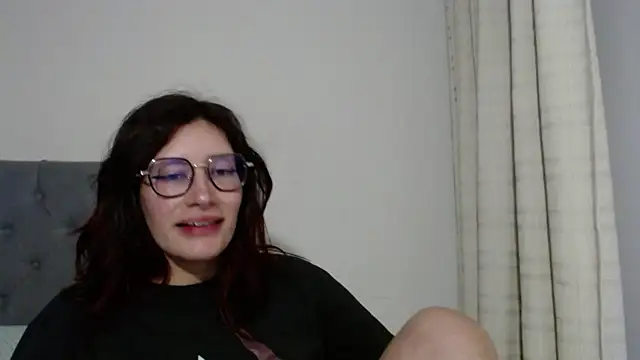 Snapshot of mariana124- chatting on 01/11/25, 07:16 mariana124- online show from 01/11/25, 07:16