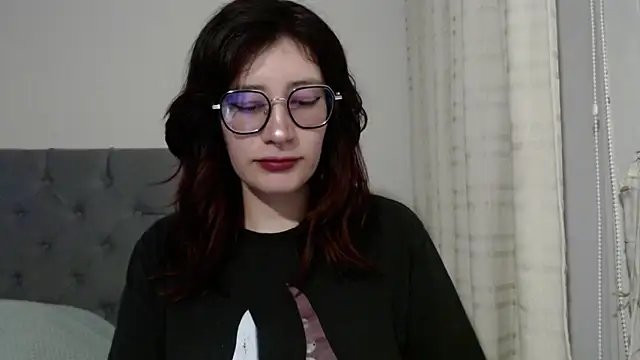 Snapshot of mariana124- chatting on 01/21/25, 07:17 mariana124- online show from 01/21/25, 07:17