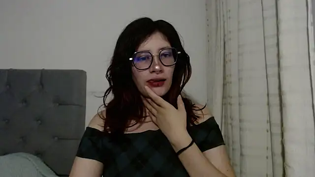 Snapshot of mariana124- chatting on 02/02/25, 03:10 mariana124- online show from 02/02/25, 03:10