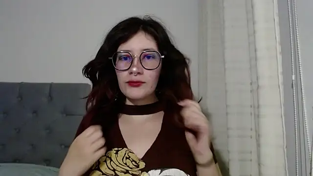 Snapshot of mariana124- chatting on 02/04/25, 07:33 mariana124- online show from 02/04/25, 07:33