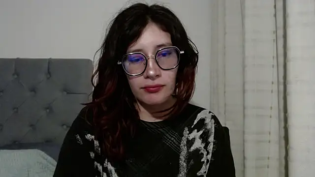 Snapshot of mariana124- chatting on 02/06/25, 12:00 mariana124- online show from 02/06/25, 12:00