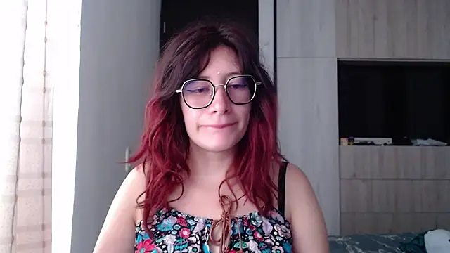 Snapshot of mariana124- chatting on 02/08/25, 03:42 mariana124- online show from 02/08/25, 03:42