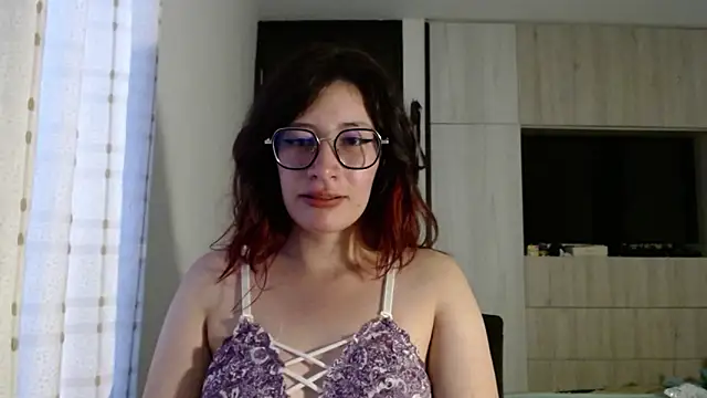 Snapshot of mariana124- chatting on 02/10/25, 10:51 mariana124- online show from 02/10/25, 10:51