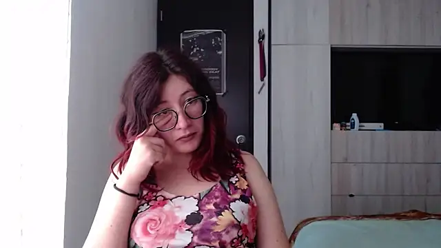 Snapshot of mariana124- chatting on 02/12/25, 06:51 mariana124- online show from 02/12/25, 06:51