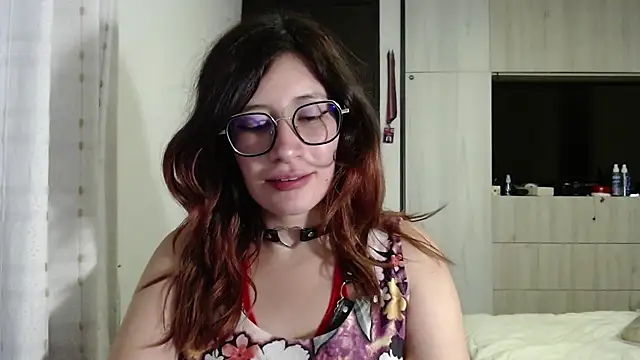 Snapshot of mariana124- chatting on 03/11/25, 10:42 mariana124- online show from 03/11/25, 10:42