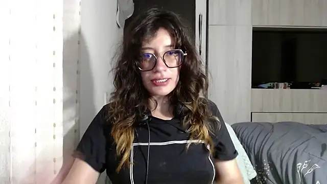 Snapshot of mariana124- chatting on 09/18/25, 01:40 mariana124- online show from 09/18/25, 01:40