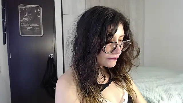 Snapshot of mariana124- chatting on 10/27/25, 09:08 mariana124- online show from 10/27/25, 09:08