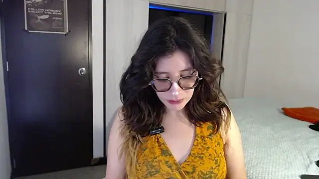 Snapshot of mariana124- chatting on 11/24/25, 09:03 mariana124- online show from 11/24/25, 09:03