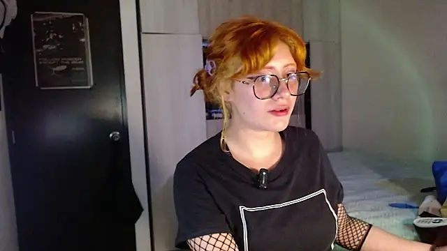 Snapshot of mariana124- chatting on 12/14/25, 01:11 mariana124- online show from 12/14/25, 01:11