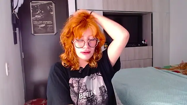 Snapshot of mariana124- chatting on 12/17/25, 02:56 mariana124- online show from 12/17/25, 02:56