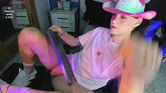 Snapshot of VladHellsing4 chatting on 09/23/25, 02:42 VladHellsing4 online show from 09/23/25, 02:42