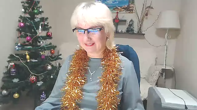 Snapshot of FleurMays chatting on 12/22/24, 01:33 FleurMays online show from 12/22/24, 01:33