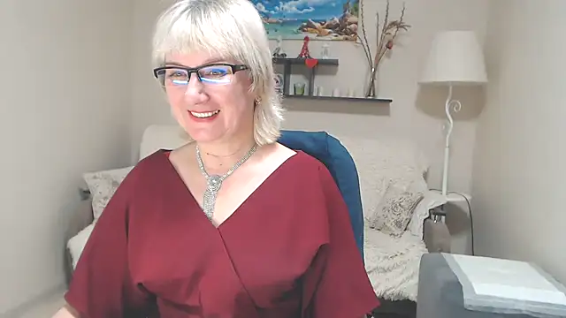 Snapshot of FleurMays chatting on 02/17/25, 01:53 FleurMays online show from 02/17/25, 01:53