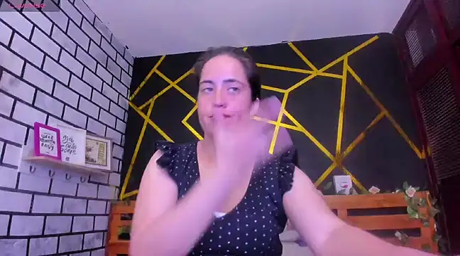 kathina giraldo online show from 12/12/24, 01:39