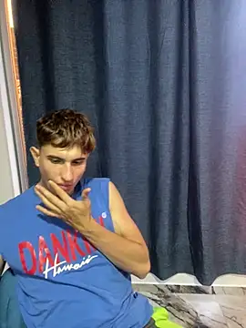 Snapshot of oliver_Lz chatting on 10/22/25, 10:09 oliver Lz online show from 10/22/25, 10:09