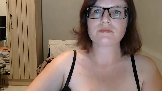 Snapshot of CrimsonMistress chatting on 10/15/25, 11:27 CrimsonMistress online show from 10/15/25, 11:27