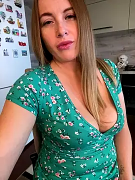 Snapshot of Cute_Hot_Alice chatting on 12/15/25, 10:08 Cute Hot Alice online show from 12/15/25, 10:08