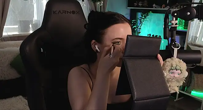 Snapshot of KiraLiLime chatting on 11/16/25, 10:54 KiraLiLime online show from 11/16/25, 10:54