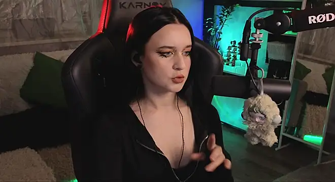 Snapshot of KiraLiLime chatting on 11/29/25, 06:22 KiraLiLime online show from 11/29/25, 06:22