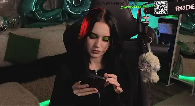 Snapshot of KiraLiLime chatting on 12/19/25, 07:21 KiraLiLime online show from 12/19/25, 07:21