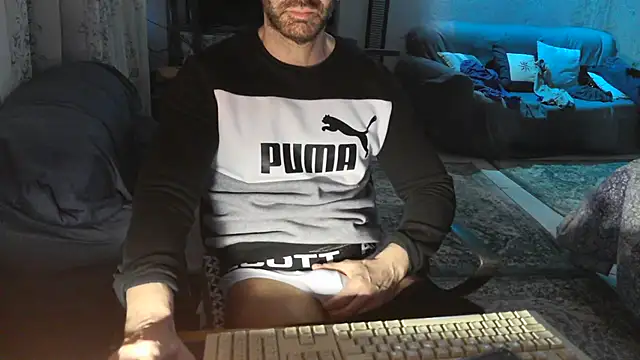 Snapshot of TebaldHot chatting on 11/25/25, 11:43 TebaldHot online show from 11/25/25, 11:43