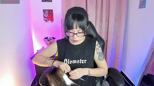 Snapshot of indra_cam chatting on 10/09/25, 02:53 indra cam online show from 10/09/25, 02:53