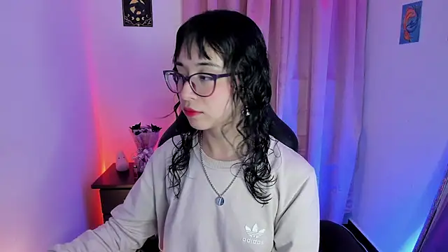 Snapshot of indra_cam chatting on 10/27/25, 03:32 indra cam online show from 10/27/25, 03:32