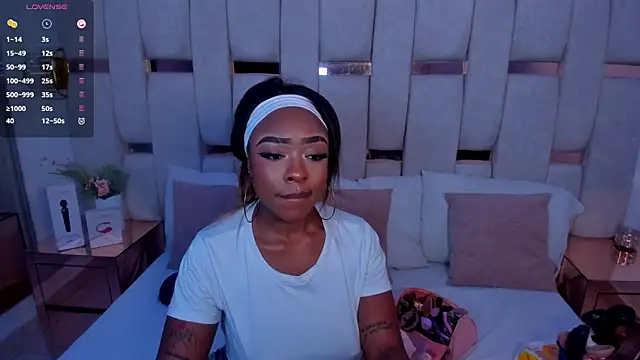 Snapshot of mia_schwarz chatting on 09/29/25, 12:21 mia schwarz online show from 09/29/25, 12:21