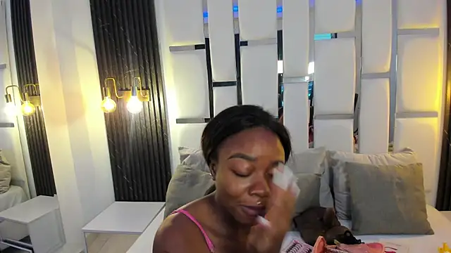 Snapshot of mia_schwarz chatting on 10/08/25, 10:07 mia schwarz online show from 10/08/25, 10:07