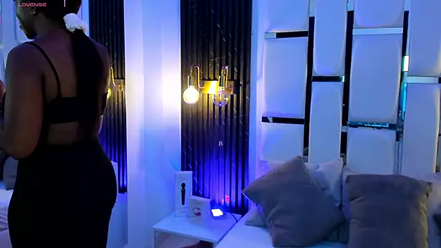 Snapshot of mia_schwarz chatting on 10/28/25, 10:01 mia schwarz online show from 10/28/25, 10:01