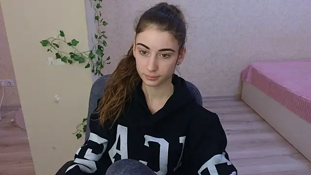 LittleFreya9 online show from 12/31/24, 03:53