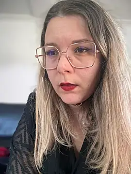 Snapshot of EmyLana chatting on 02/06/25, 02:04 EmyLana online show from 02/06/25, 02:04