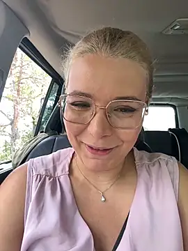 Snapshot of EmyLana chatting on 09/10/25, 08:25 EmyLana online show from 09/10/25, 08:25